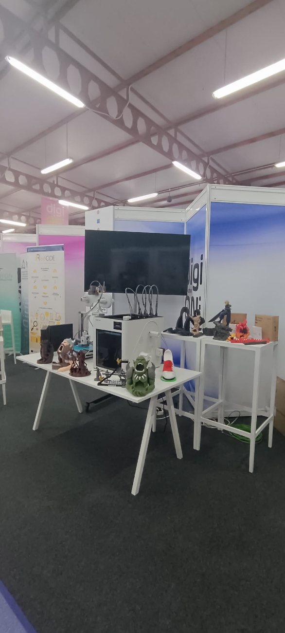 Stand de La Forja 3D Lab con figuras impresas en 3D