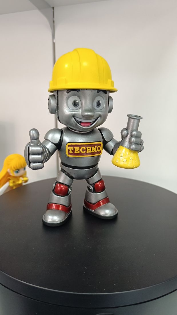 Mascota corporativa Techno impresa y pintada