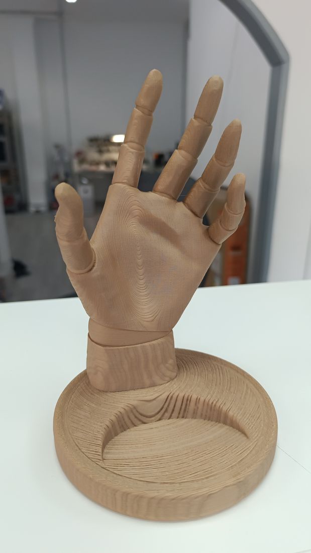 Mano articulada impresa en 3D